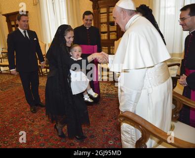 STOCKHOLM 20150427 Papst Franziskus wird mit Prinzessin Leonora von Schweden, gehalten von Prinzessin Madeleine und Königin Silvia, während einer Audienz im Vatikan, Italien, am 27. April 2015 gesehen. Links Christopher O`Neill. Foto: Henrik Montgomery / TT / kod:10060 Stockfoto